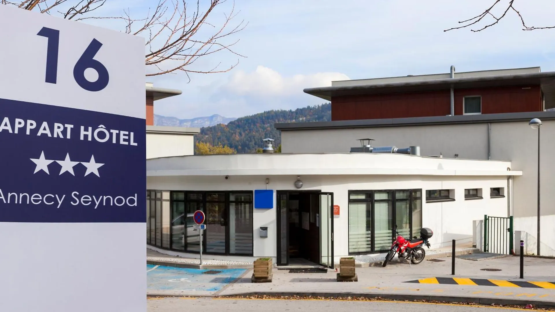 Comfort Aparthotel Les Hauts D'Annecy 3*, Annecy